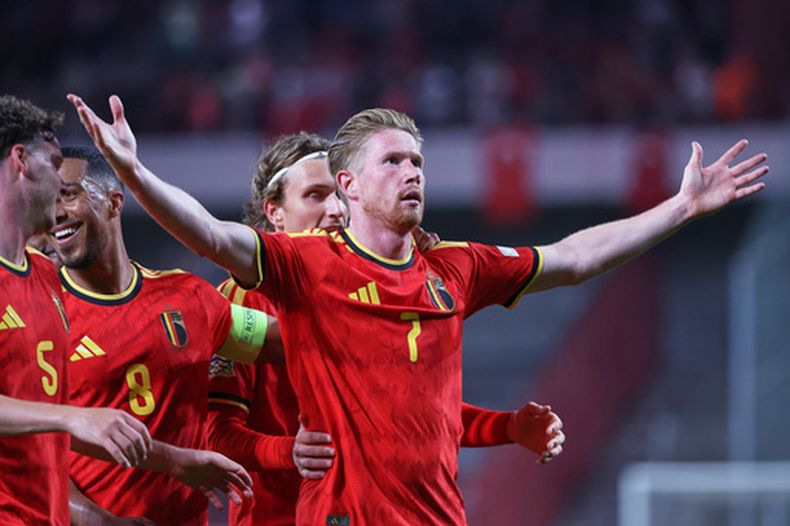 Kevin De Bruyne, centro, de Bélgica, celebra con sus compañeros después de marcar el segundo gol de su selección durante el partido de fútbol de la Liga de Naciones ante Turquía, el viernes 2 de octubre de 2026, en Lieja, Bélgica. (AP Foto/Omar Havana)
