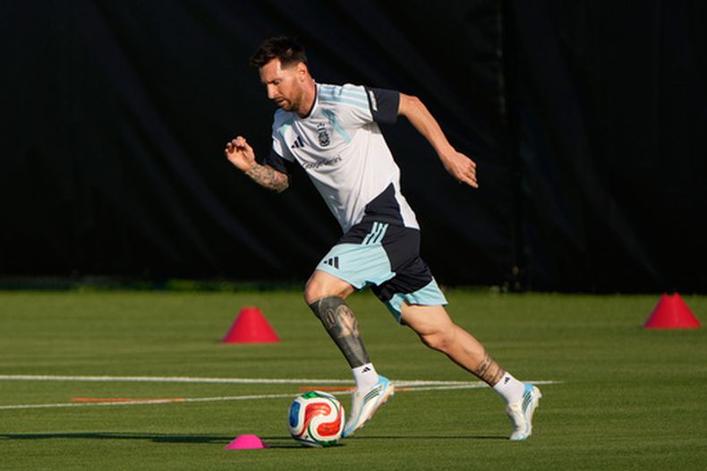 El capitán de Argentina, Lionel Messi, lleva el balón durante un entrenamiento para el Mundial el miércoles 3 junio, 2026, en Kansas City, Kan. (AP Foto/Charlie Riedel)