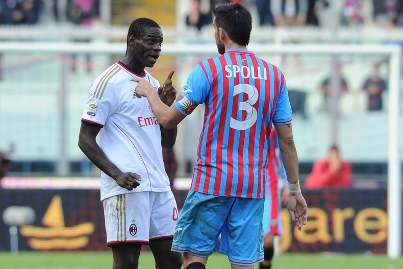 El jugador del Milan, Mario Balotelli, izquierda, discute con el jugador del Catania, Nicolas Spolli, durante un partido opor la Serie A el domingo, 1 de diciembre de 2013, en Catania, Italia. (AP Photo/Carmelo Imbesi)