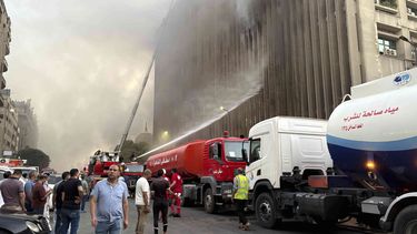 Bomberos combaten un incendio en un edificio de telecomunicaciones en el centro de El Cairo, el 7 de julio de 2025. (AP Foto/Ahmed Hatem)