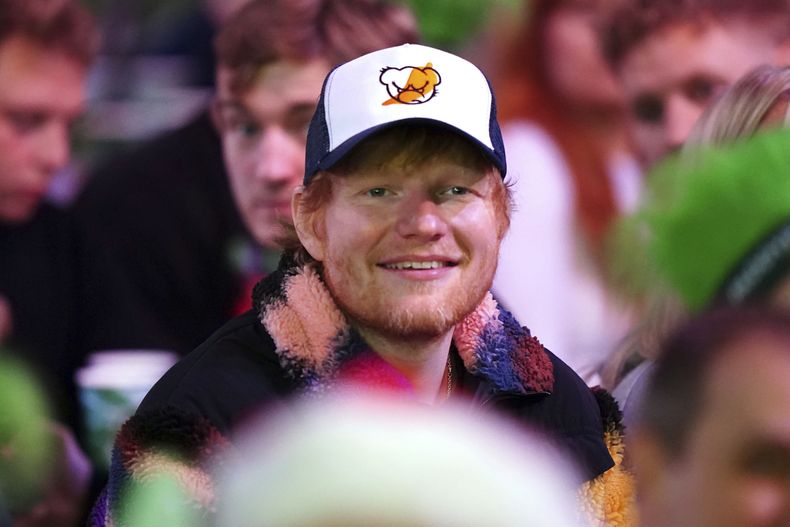 El cantautor Ed Sheeran observa la acción durante el sexto día del Campeonato Mundial de Dardos Paddy Power en Alexandra Palace, Londres, el viernes 20 de diciembre de 2024. (Zac Goodwin/PA vía AP)