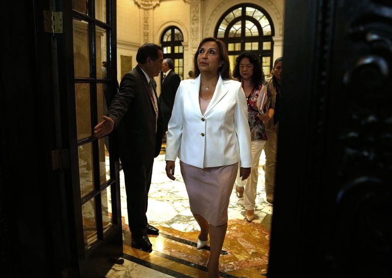 ARCHIVO - La presidenta peruana Dina Boluarte llega a dar una conferencia de prensa en el palacio de gobierno en Lima, Perú, el 24 de enero de 2023. (AP Foto/Martín Mejía, Archivo)