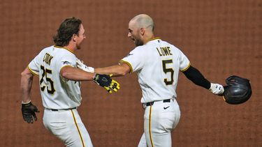 Brandon Lowe (5), de los Piratas de Pittsburgh, celebra con Billy Cook (25) después de remolcar la carrera decisiva para dejar tendidos a los Diamondbacks de Arizona, en el juegp de béisbol de Grandes Ligas, en la 10 entrada, el lunes 27 de julio de 2026, en Pittsburgh. (AP Foto/Gene J. Puskar)