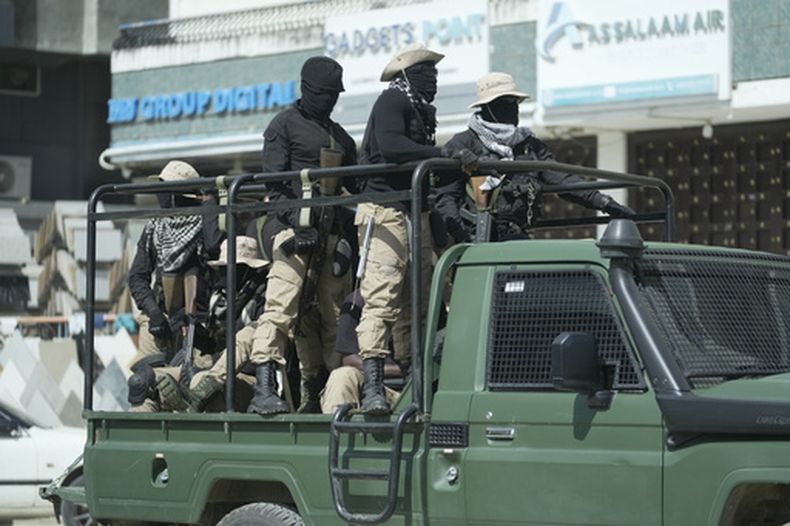 ARCHIVO - Agentes de policía patrullan las calles en día de elecciones en Zanzíbar, Tanzania, el 30 de octubre de 2025. (AP Foto, archivo)