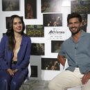Los actores Ximena Romo, izquierda, y Maxi Iglesias posan durante una entrevista en la Ciudad de México el 29 de junio de 2023. Romo e Iglesias protagonizan la serie Los Artistas: Primeros Trazos, que se estrena el 7 de julio en el servicio de streaming ViX. (Foto AP/Berenice Bautista)