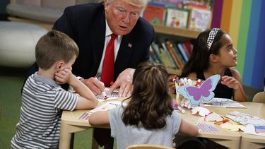 ARCHIVO – El presidente de Estados Unidos, Donald Trump, colorea un libro durante una visita a un grupo de niños del Hospital Pediátrico Nacional, el 24 de agosto de 2018, en Columbus, Ohio. (AP Foto/Evan Vucci, Archivo)