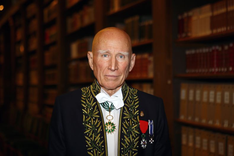 ARCHIVO – El fotógrafo Sebastiao Salgado posa para un retrato tras ser elegido miembro de la Academia de Bellas Artes de Francia en una ceremonia en París, el 6 de diciembre de 2017. Salgado, conocido por sus proyectos a largo plazo e imágenes de la naturaleza y la humanidad, falleció a los 81 años, confirmó el Instituto Terra el viernes 23 de mayo de 2025. (AP Foto/Francois Mori, Archivo)