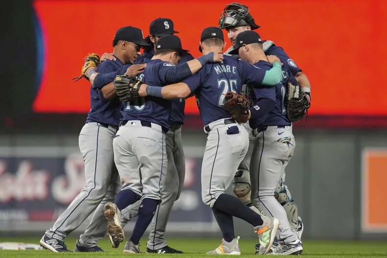 Los Marineros de Seattle festejan su triunfo sobre los Mellizos de Minnesota, el martes 7 de mayo de 2024 (AP Foto/Abbie Parr)
