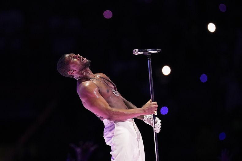 Usher durante su presentación en el espectáculo de medio tiempo del Super Bowl 58 de la NFL entre los 49ers de San Francisco y los Chiefs de Kansas City el domingo 11 de febrero de 2024 en Las Vegas. (AP Photo/Eric Gay)