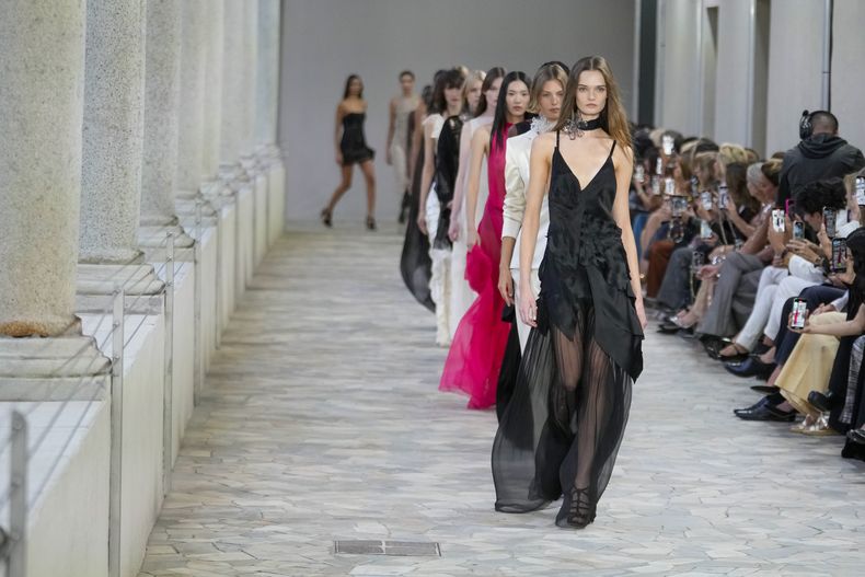 Modelos lucen creaciones de la colección Primavera Verano 2025 de Alberta Ferretti, que se presentó en Milán, Italia, el martes 17 de septiembre de 2024. (Foto AP/Luca Bruno).