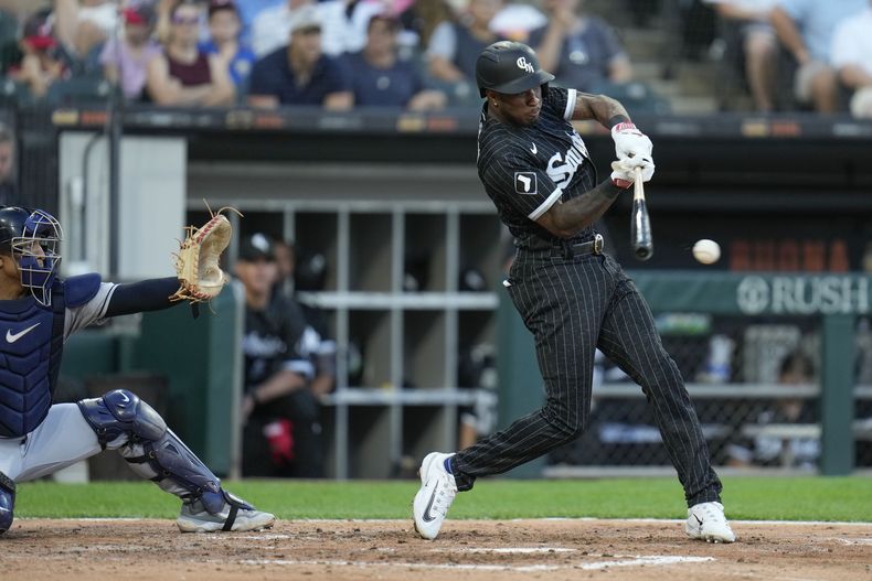 Tim Anderson, de los Medias Blancas de Chicago, batea un sencillo en el juego del sábado 29 de julio de 2023, ante los Guardianes de Cleveland (AP Foto/Erin Hooley)