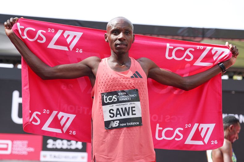 Sebastian Sawe,de Kenia, celebra tras ganar la carrera masculina en la Maratón de Londres el domingo 26 de abril de 2026.(AP Foto/Ian Walton)