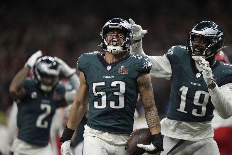 El linebacker Zack Baun (53) de los Eagles de Filadelfia tras interceptar un pase ante los Chiefs de Kansas City en el Super Bowl, el domingo 9 de febrero de 2025, en Nueva Orleans. (AP Foto/Matt Slocum)