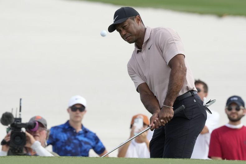 Tiger Woods en el tercer green de la primera ronda del Hero World Challenge de la Gira de la PGA en el Albany Golf Club, in Nassau, Bahamas, el jueves 30 de noviembre del 2023. (AP Foto/Fernando Llano)