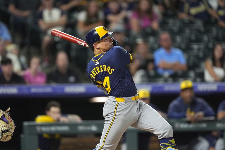 El venezolano William Contreras, de los Cerveceros de Milwaukee, batea ante los Rockies de Colorado el miércoles 3 de julio de 2024 (AP foto/David Zalubowski)