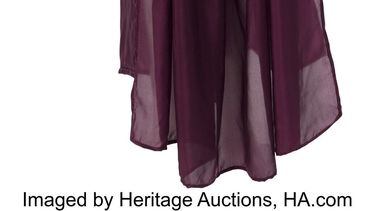 Esta fotografía proporcionada por la casa de subastas Heritage Auctions muestra el vestuario que Carrie Fisher usó como la princesa Leia durante el rodaje de la película El retorno del Jedi de la saga de Star Wars, que fue vendido por 175.000 dólares durante una subasta realizada el viernes 26 de julio de 2024. (Heritage Auctions vía AP)
