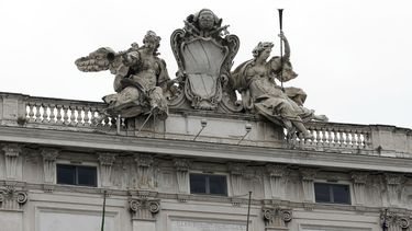 ARCHIVO - Esculturas en lo alto del edificio del Tribunal Constitucional cerca del palacio presidencial del Quirinale en Roma, el sábado 27 de abril de 2013. (AP foto/Gregorio Borgia, archivo)