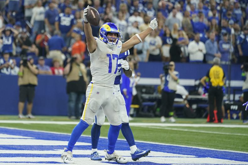 El wide receiver de los Rams de Los Ángeles Puka Nacua celebra luego de su anotación en tiempo extra del partido ante los Colts de Indianápolis. Domino 1 de octubre de 2023, en Indianápolis. (AP Foto/Michael Conroy)