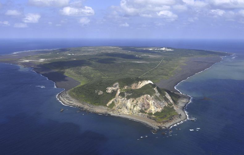 Esta fotografía muestra el monte Suribachi sobre Iwo Jima, ahora conocida como Iwoto, en octubre de 2023, en Japón. (Kyodo News vía AP)