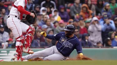 Isaac Paredes de los Rays de Tampa Bay anota tras un error de los Medias Rojas de Boston, el domingo 4 de junio de 2023, en Boston. (AP Foto/Steven Senne)