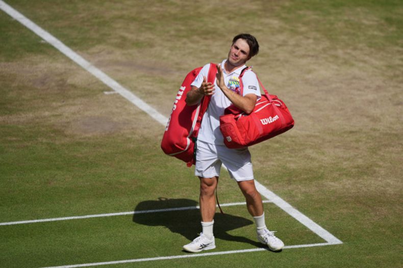 Arthur Fery, de Gran Bretaña, aplaude al público mientras abandona la cancha tras perder ante Alexander Zverev, de Alemania, en su partido de semifinales de individuales masculinos en el Campeonato de Tenis de Wimbledon en Londres, el viernes 10 de julio de 2026. (Foto AP/Kin Cheung)