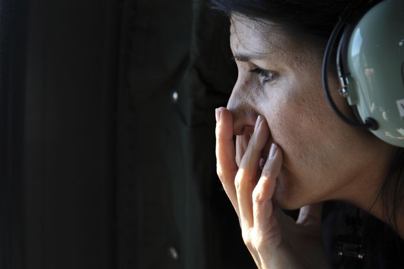 Fotografía sin fecha de la gobernadora de Carolina del Sur, Nikki Haley, mientras vuela sobre un área inundada en el condado Horry, Carolina del Sur. (Tracy Glantz/The State vía AP, Archivo)