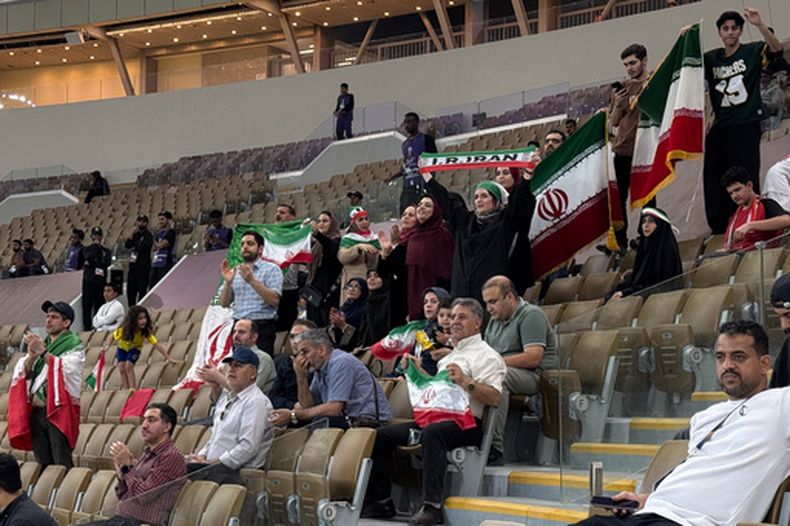 Aficionados iraníes ondean banderas nacionales durante el juego de la Liga de Campeones Élite de la AFC entre el Tractor FC de Irán y el Shabab Al Ahli de los Emiratos Árabes Unidos en el Estadio Príncipe Abdullah Al Faisal en Yeda, Arabia Saudita, el martes 14 de abril de 2026. (Foto AP/Baraa Anwer)