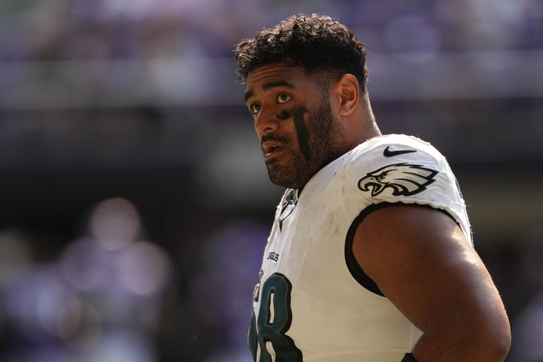 ARCHIVO - El tackle ofensivo Jordan Mailata (68) de los Eagles de Filadelfia al descanso del partido contra los Vikings de Minnesota, el domingo 19 de octubre de 2025, en Minneapolis. (AP Foto/Abbie Parr)