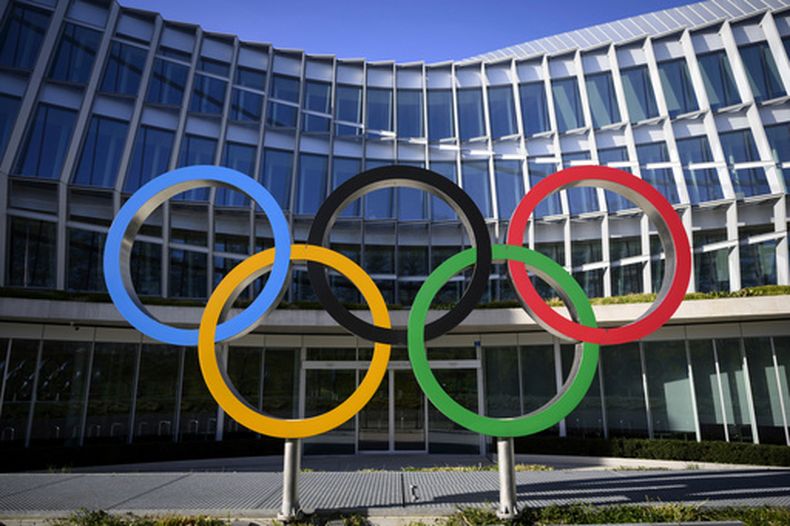 ARCHIVO - Los anillos olímpicos frente a la sede del Comité Olímpico Internacional, el 28 de marzo de 2023, en Lausana. (Laurent Gillieron/Keystone vía AP)