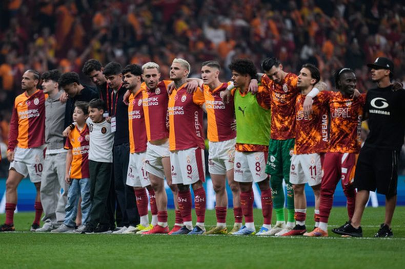 ARCHIVO - Foto del 26 de abril del 2026, jugadores del Galatasaray celebran al final del encuentro ante el Fenerbahçe en la Super Liga de Turquía. (AP Foto/Khalil Hamra, Archivo)