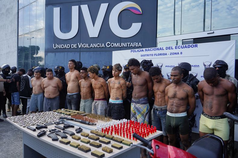 Detenidos esposados son mostrados a la prensa después de que la policía los arrestara por su presunta participación en la masacre del día anterior en el barrio Socio Vivienda 2 de Guayaquil, Ecuador, el viernes 7 de marzo de 2025. (AP Foto/César Muñoz)
