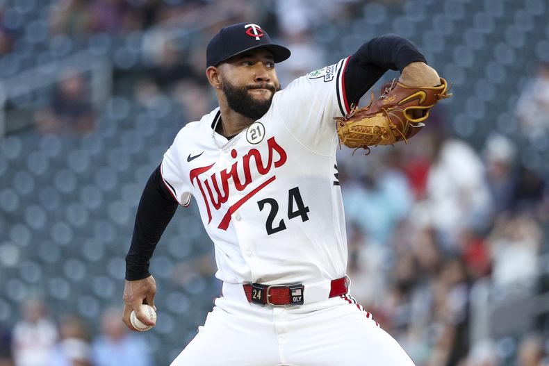 El pitcher de los Mellizos de Minnesota Simeon Woods Richardson lanza en la primera entrada ante los Yankees de Nueva York el lunes 15 de septiembre del 2025. (AP Foto/Matt Krohn)