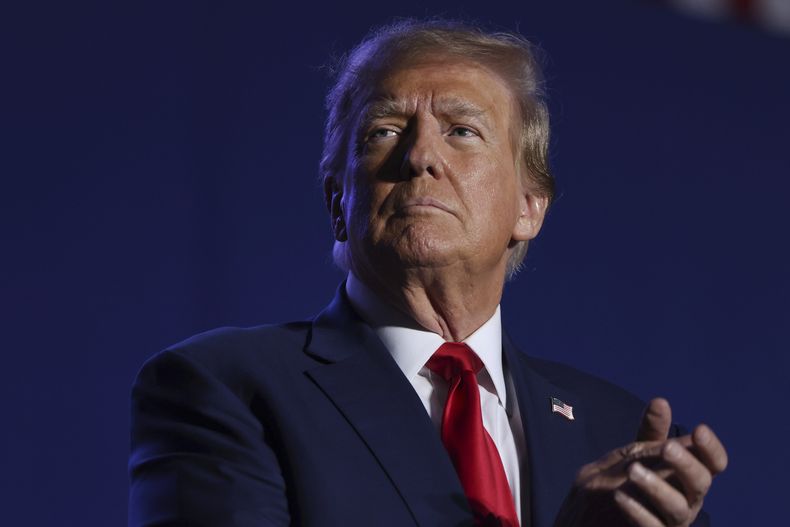 El expresidente Donald Trump aplaude durante un acto de campaña el sábado 16 de diciembre de 2023, en Durham, Nueva Hampshire. (AP Foto/Reba Saldanha, archivo)