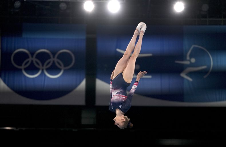 ARCHIVO - La británica Bryony Page compite en el trampolín femenino de los Juegos Olímpicos de Tokio, el viernes 30 de julio de 2021. (AP Foto/Natacha Pisarenko)
