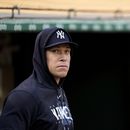 Aaron Judge, de los Yanquis de Nueva York, observa desde la caseta del equipo durante la quinta entrada del juego de béisbol en contra de los Atléticos de Oakland, California, el martes 27 de junio de 2023. (AP Foto/Godofredo A. Vásquez)