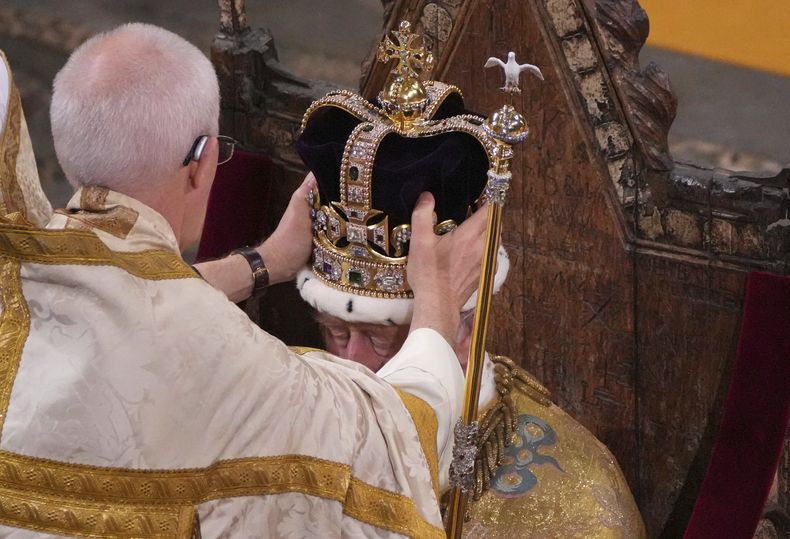 El rey Carlos III de Gran Bretaña es coronado con la corona de San Eduardo por el arzobispo de Canterbury, Justin Welby, en la Abadía de Westminster, Londres, el sábado 6 de mayo de 2023. (Aaron Chown/Pool Photo vía AP)