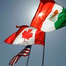 ARCHIVO - Banderas nacionales de Estados Unidos, Canadá y México ondean en la brisa en Nueva Orleans, donde se reunieron los líderes del Acuerdo Estados Unidos-México-Canadá el 21 de abril de 2008. (AP Foto/Judi Bottoni, Archivo)