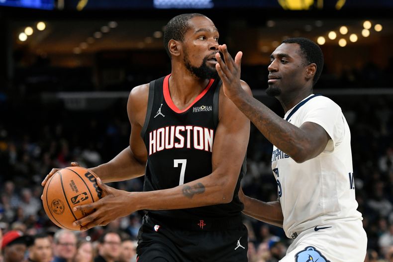 Kevin Durant, de los Rockets de Houston, controla el balón frente a Vince Williams, de los Grizzlies de Memphis, en el duelo del miércoles 5 de noviembre de 2025 (AP Foto/Brandon Dill)