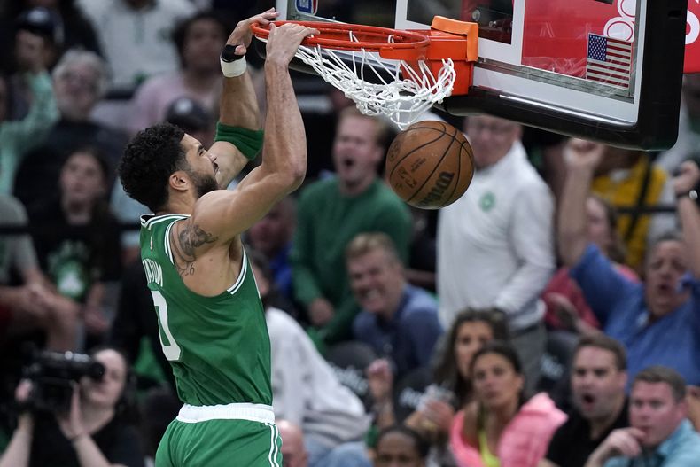 Jayson Tatum de los Celtics de Boston clava el balón en el séptimo partido ante los 76ers de Filadelfia en las semifinales de la Conferencia Este de la NBA, el domingo 14 de mayo de 2023. (AP Foto/Steven Senne)