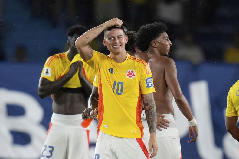 El volante colombiano James Rodríguez y compañeros celebran la victoria 3-0 ante Bolivia que aseguró la clasificación a la Copa Mundial 2026, el jueves 4 de septiembre de 2025, en Barranquilla. (AP Foto/Fernando Vergara)