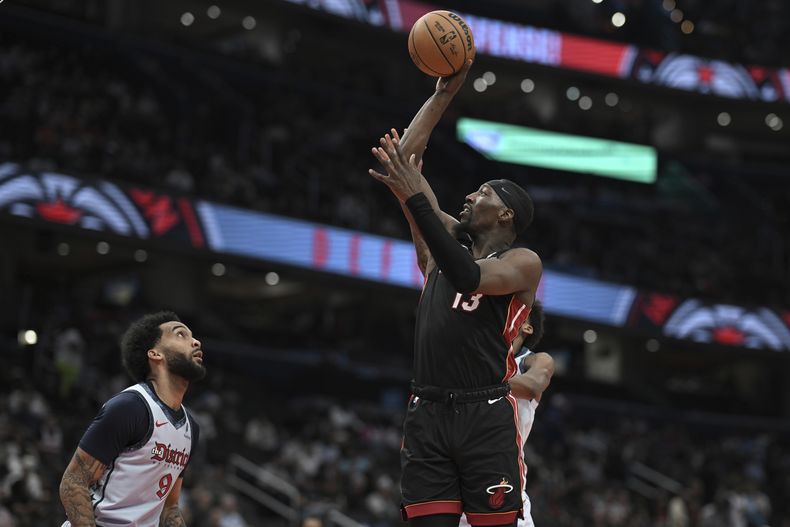 El pívot del Heat de Miami Bam Adebayo lanza el balón sobre el alero de los Wizards de Washington Justin Champagnie en el encuentro del lunes 31 de marzo del 2025. (AP Foto/Terrance Williams)