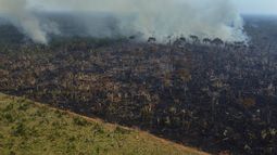 ARCHIVO - El humo se eleva desde un incendio forestal en la región de la carretera Transamazónica, en el municipio de Lábrea, estado de Amazonas, Brasil, el 17 de septiembre de 2022. (Foto AP/Edmar Barros, Archivo)