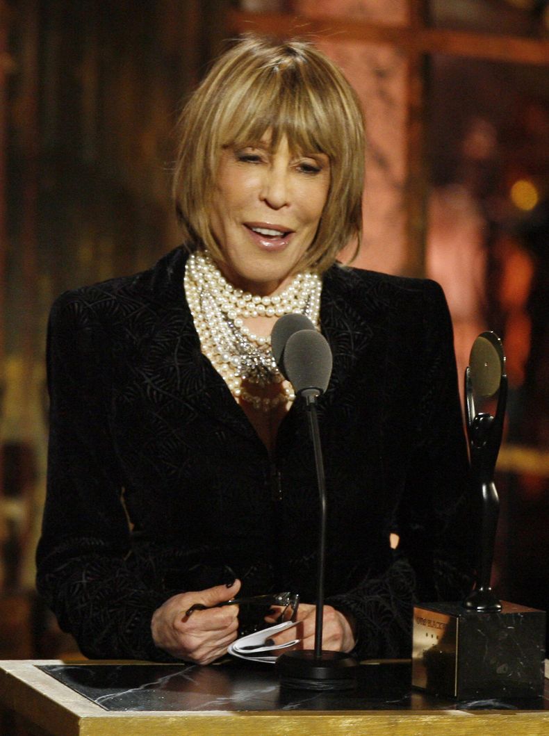 ARCHIVO - La compositora Cynthia Weil recibe su premio durante su ceremonia de incorporación al Salón de la Fama del Rock and Roll en Nueva York, el 15 de marzo de 2010. Cynthia Weil, una letrista galardonada con el Grammy de notable variedad y permanencia que disfrutó de una asociación de décadas con su esposo Barry Mann y ayudó a escribir Youve Lost That Lovin Feeling, On Broadway, Walking in the Rain así como decenas de éxitos más, ha muerto a los 82 años. (Foto AP/Jason DeCrow, File)