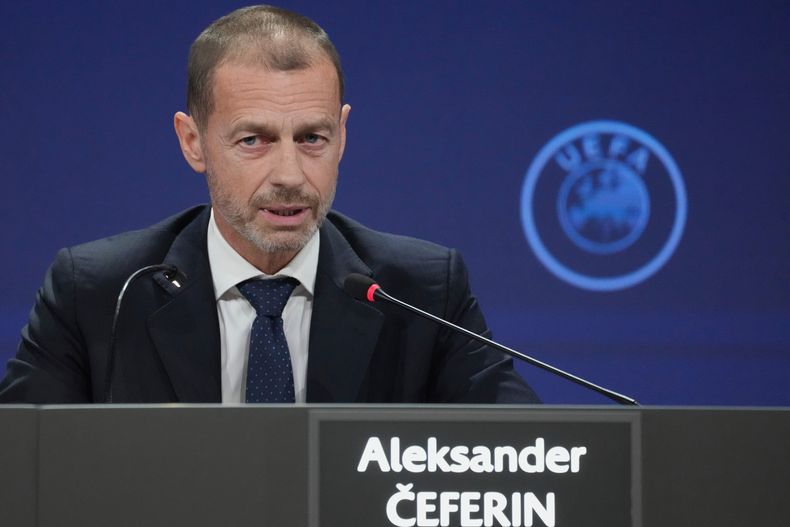 ARCHIVO - Aleksander Ceferin, presidente de la UEFA, habla durante una rueda de prensa después del 49.º congreso ordinario de la UEFA, en Belgrado, Serbia, el jueves 3 de abril de 2025. (AP Photo/Darko Vojinovic, Archivo)