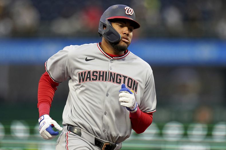 James Wood, de los Nacioinales de Washington, recorre las bases luego de batear un jonrón ante los Piratas de Pittsburgh, el martes 15 de abril de 2025 (AP Foto/Matt Freed)