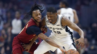 Spurs hilvanan 13 derrotas al caer frente a los Cavaliers