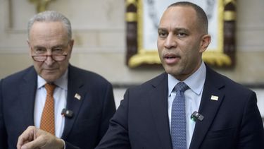 El líder de la minoría demócrata en la Cámara de Representantes Hakeem Jeffries (der) con el líder de la minoría demócrata en el Senado Chuck Schumer en el Congreso en Washington el 12 de febrero del 2025. (AP foto/Rod Lamkey, Jr.)