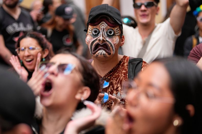 Estudiantes universitarios y artistas protestan en Bogotá, Colombia, el lunes 21 de septiembre de 2026, contra los recortes presupuestarios propuestos para la cultura y las artes por la administración del presidente colombiano Abelardo de la Espriella. (AP Foto/Fernando Vergara)