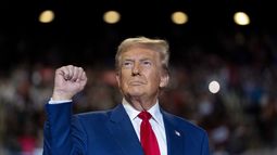 El candidato presidencial republicano, el expresidente Donald Trump, cierra un puño a su llegada a un mitin de campaña en el Nassau Coliseum, el miércoles 18 de septiembre de 2024, en Uniondale, Nueva York. (AP Foto/Alex Brandon)