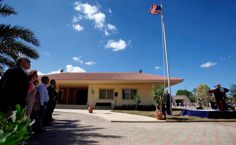 El embajador estadounidense en Libia Gene A. Cretz (der) en el podio en la embajada estadounidense en Trípoli, Libia, el 22 de septiembre del 2011. (AP foto Abdel Magid al-Fargany)